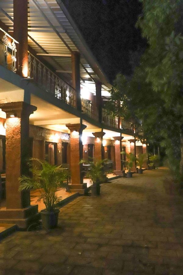 Hotel On The Rocks Mahābaleshwar Exterior foto